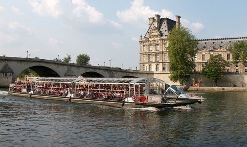 Cruzeiro turístico a bordo dos Barcos Parisienses Fotos