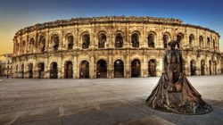Arènes de Nîmes : Vue extérieure panoramique  et statue du Torero