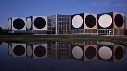 Vue façade d’entrée de la Fondation Vasarely, Aix-en-Provence
