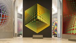 Fondation Vasarely - Salle 6, Fondation Vasarely. A gauche, Vega Anneaux, 1969-1975, 582x580 cm ; au centre Tupa, 1972-1975, 562x506 cm ; à droite Ond, 1968-1975, 606x558 cm. Tapisseries réalisées à Aubusson - Fondation Vasarely © Anne Fourès, Agence Luce