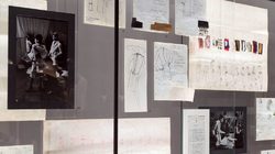 Musée Yves Saint Laurent Paris : vitrine de croquis © Musée Yves Saint Laurent Paris / Luc Castel