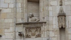 Sculpture d'un personnage à une fenêtre au Palais de Jacques-Cœur