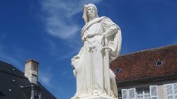 La statue de Jacques Cœur devant le palais