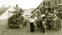 Moisson chez les Casagrande à Saubens (Haute-Garonne), fin des années 50 © EDITALIE
