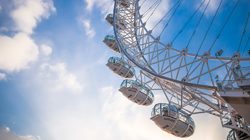 Coca Cola London Eye avec un ciel bleu