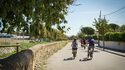 Experiência Única em Barcelona: Passeio de Bicicleta Elétrica e Degustação de Vinhos com Retorno de Veleiro